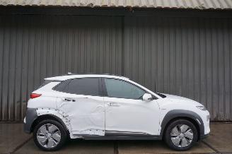 Damaged car Hyundai Kona EV 64kWh Automaat Camera Navi 150kW 2020/12