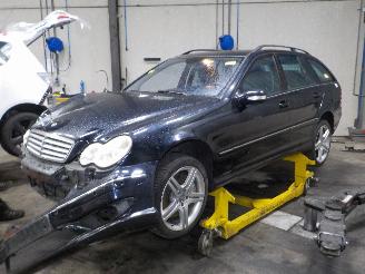 Damaged car Mercedes C-klasse C Combi (S203) Combi 3.0 C-320 CDI V6 24V (OM642.910) [165kW]  (06-200=
5/08-2007) 2006/2