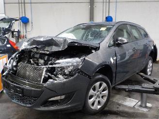 Vaurioauto  passenger cars Opel Astra Astra J Sports Tourer (PD8/PE8/PF8) Combi 1.6 CDTI 16V (B16DTL(Euro 6)=
) [81kW]  (02-2014/10-2015) 2015