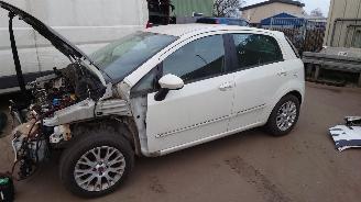 damaged passenger cars Fiat Punto Evo 2010 1.4 16v 955A6 Wit 296 onderdelen 2010/2